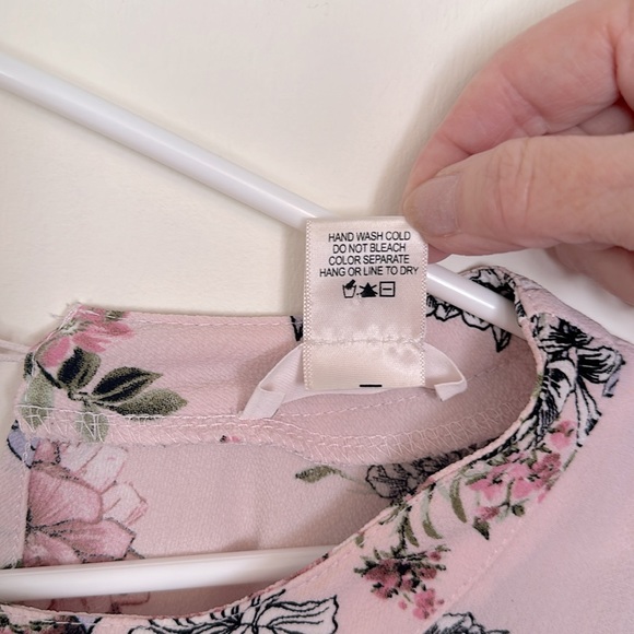 Urban Romantics Pink Blush Floral Flowy Blouse M Tiered Bell Sleeves Keyhole - Picture 9 of 9